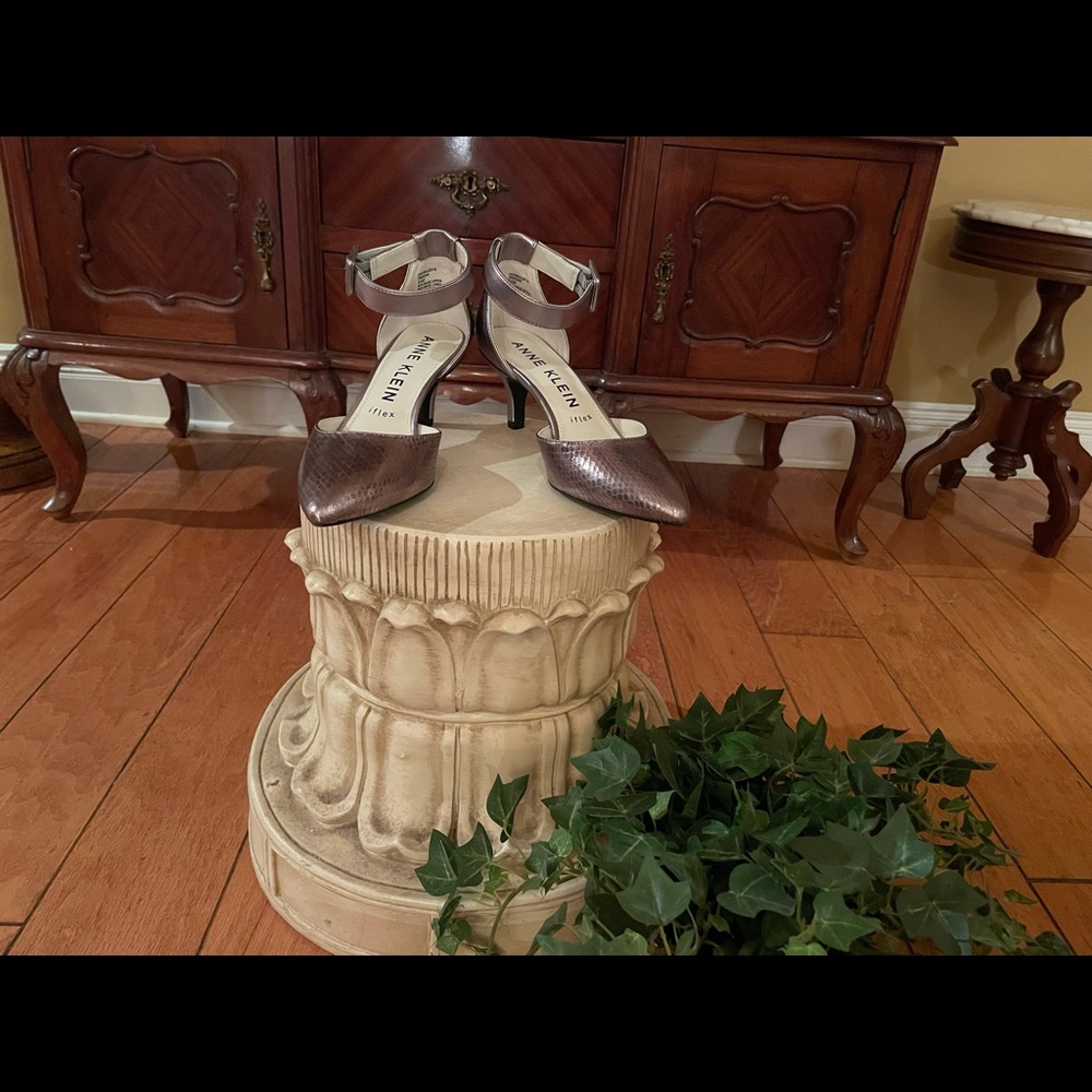 Anne Klein pewter snakeskin heels size 8.5 M